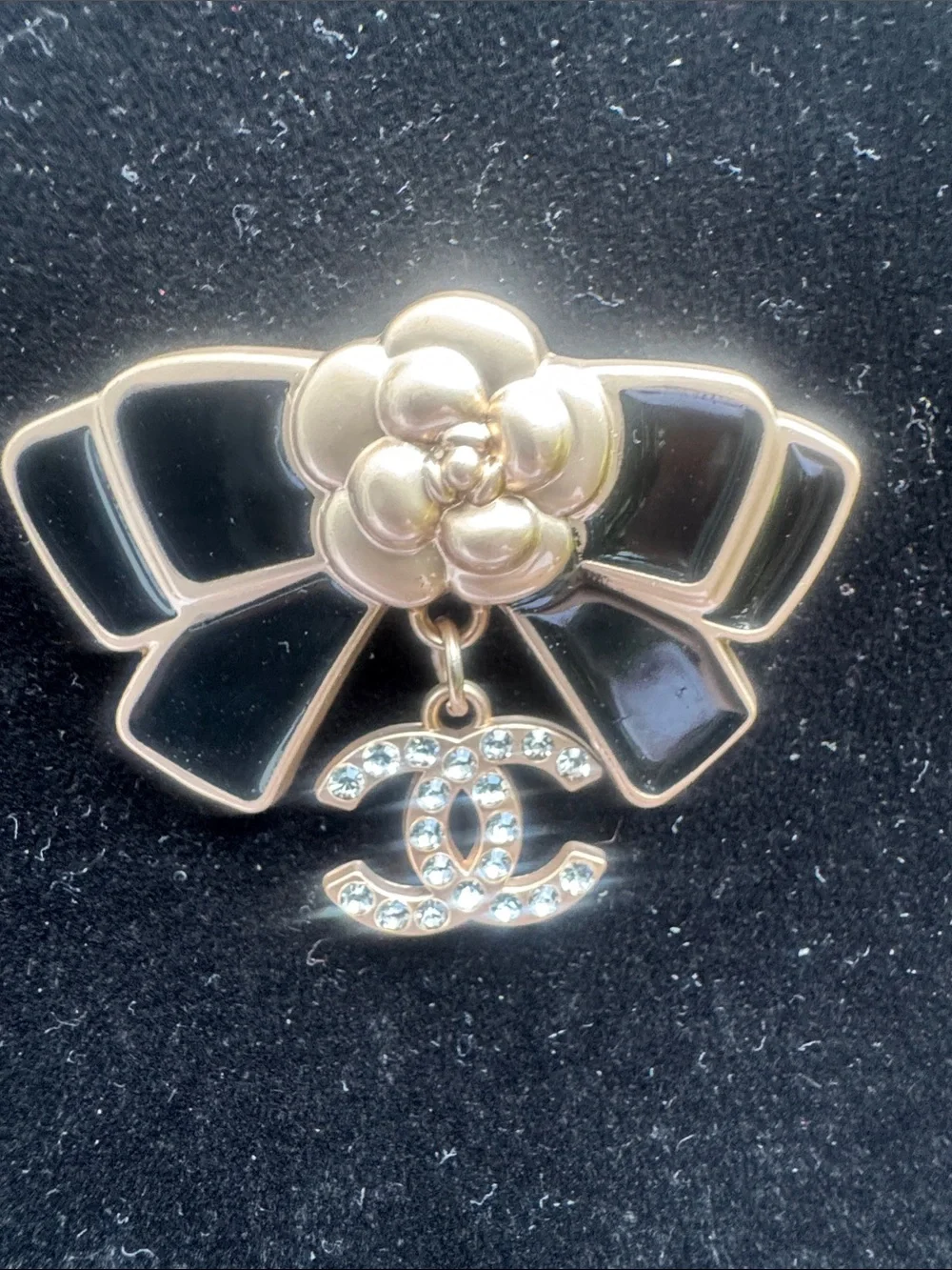 Brooch gold tone